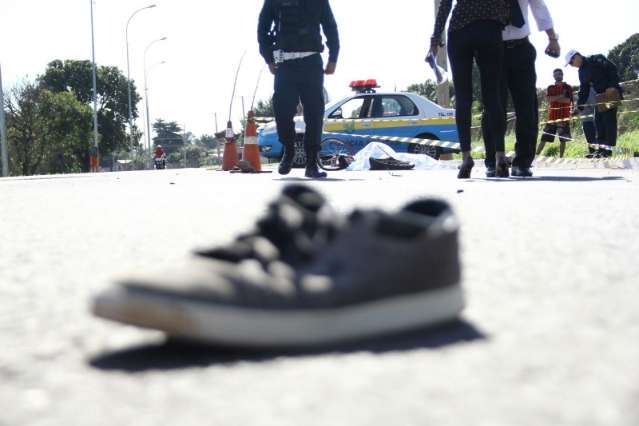 Caminh&atilde;o atropela, mata e arrasta ciclista que trafegava fora da ciclovia