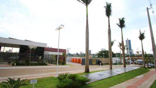 Chafariz e palmeiras fazem de frente de condom&iacute;nio um ponto de encontro