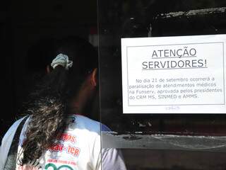 Médicos do IMPCG aderiram a paralisação; cartaz na entrada informa atendimento suspenso nesta quarta-feira. (Foto: João Garrigó)