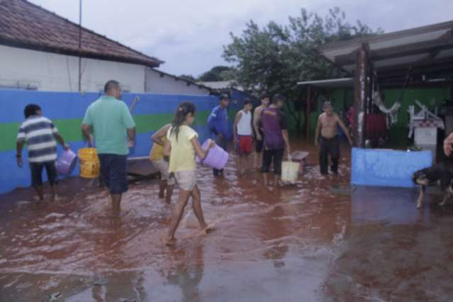 Vizinhas tentam recuperar bens ap&oacute;s terem casas invadidas pela &aacute;gua