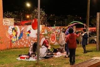 O muro foi pintado e os participantes estenderem a toalha no chão  (Foto: Henrique Kawaminami)