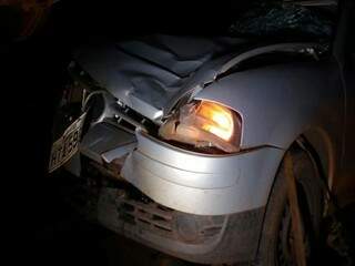 Frente do veículo Gol destruída após atropelamento (Foto: Osvaldo Duarte/Dourados News)