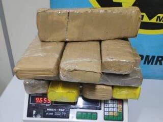 Tabletes de maconha encontrados na bagagem da mulher. (Foto: Divulgação/PMR) 
