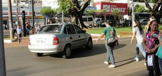 Campanha de conscientização chegou ao fim. Agora motorista que não respeitar leva multa. Problema tem sido falta de faixa de pedestre. (Foto: Pedro Peralta)