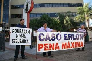 Manifestação tímida pede Justiça no caso Erlon Bernal (Foto: Marcos Erminio)