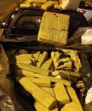 Traficante foge da pol&iacute;cia, mas abandona carro com 448 kg de maconha