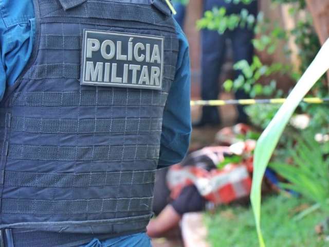 Estrangulado com corda e degolado, corpo &eacute; achado atr&aacute;s de escola