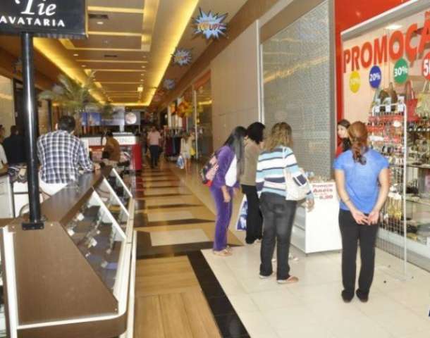 Supermercados abrem e lojas do Centro fecham nesta ter&ccedil;a-feira