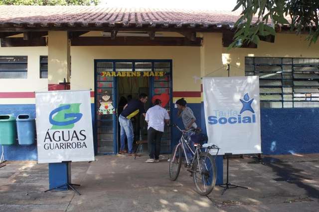 Fam&iacute;lias do Tiradentes fazem cadastro para ter desconto na conta de &aacute;gua