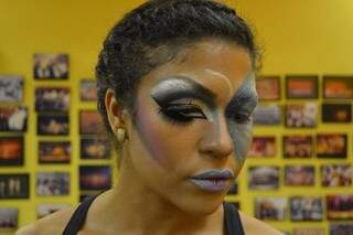 Jornalista Laiane Paixão, aluna da oficina, depois de pronta maquiagem. 