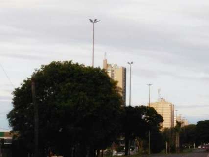 Segunda-feira amanhece com c&eacute;u entre nuvens e previs&atilde;o &eacute; de mais chuva 