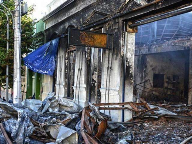 Loja com 20 anos de funcionamento foi totalmente destru&iacute;da pelo fogo