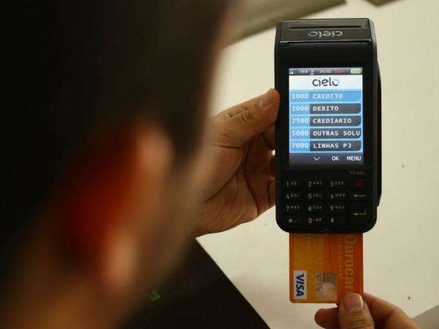 Juros do cr&eacute;dito rotativo chegam a 484,6% ao ano e batem recorde