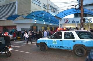 Quatro viaturas da PM (Polícia Militar) precisaram conter os ânimos no local. (Foto: Bruno Chaves)