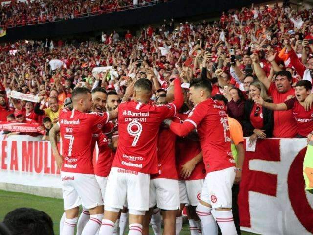 Internacional faz 2 a 0 no Nacional-URU e garante vaga nas quartas de final 