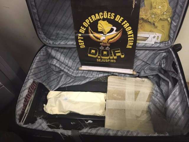 Adolescente &eacute; flagrada com 3 kg de coca&iacute;na que seria levada de avi&atilde;o para SP
