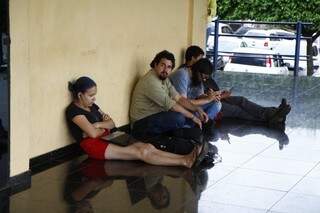 Alguns manifestantes se sentaram próximo da porta de entrada da Câmara (Foto: Cléber Gellio)