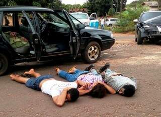 Trio fugiu da PM mas foi preso após bater o carro em Naviraí. (Foto: Foto: Umberto Zum)