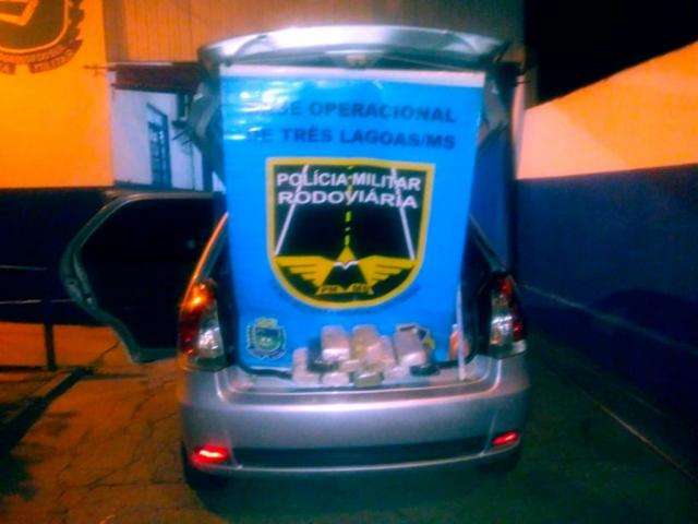 Pol&iacute;cia encontra R$ 228 mil em pasta base de coca&iacute;na no fundo falso de ve&iacute;culo