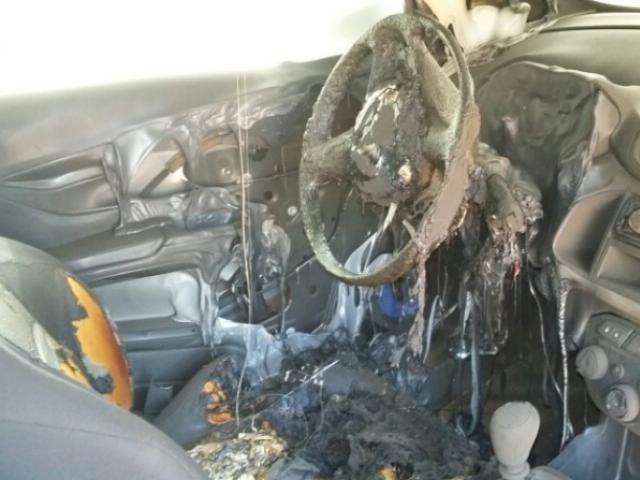 Homem &eacute; sequestrado, esfaqueado e escapa de carro em chamas