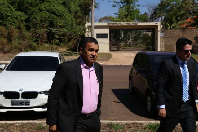 Vereador Ayrton de Ara&uacute;jo &eacute; o primeiro a chegar para depoimento no Gaeco