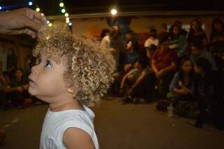 Nathan Miguel de 3 anos assistiu atento as apresentações. (Foto: Willian Leite)