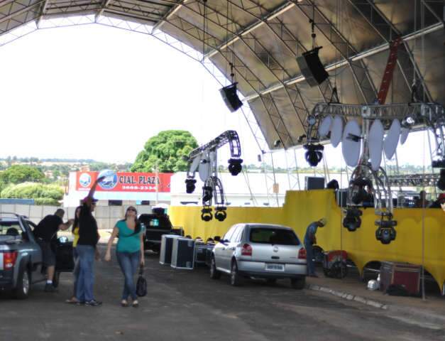  Estrutura para show de Michel Tel&oacute; n&atilde;o tem nada de &quot;humilde resid&ecirc;ncia&quot;