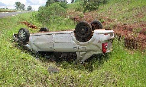 Motorista perde o controle, capota na MS-156 e dois  ficam feridos