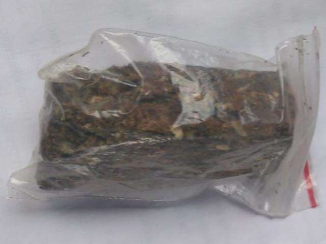 Jovem &eacute; preso com maconha e agulhas no &quot;enterro dos ossos&quot;