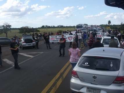 Policiais civis bloqueiam rodovia em protesto durante uma hora e meia
