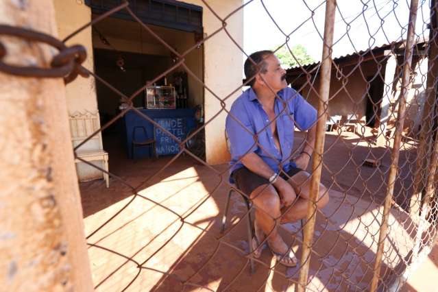Viol&ecirc;ncia cai, mas moradores ainda ficam enjaulados em bairro violento