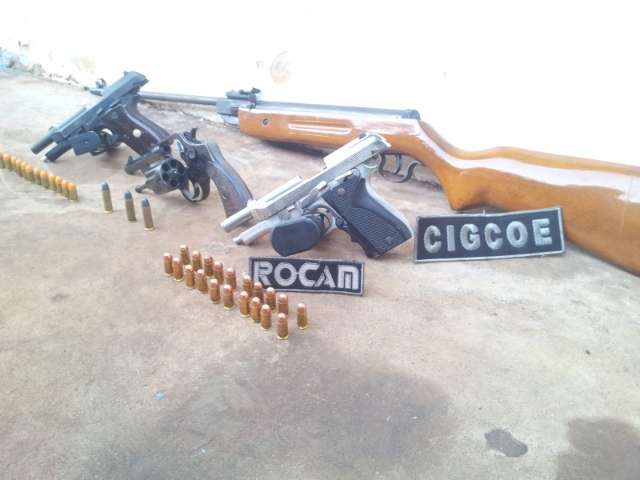 Homem &eacute; flagrado com quatro armas no bairro  Guanandi 