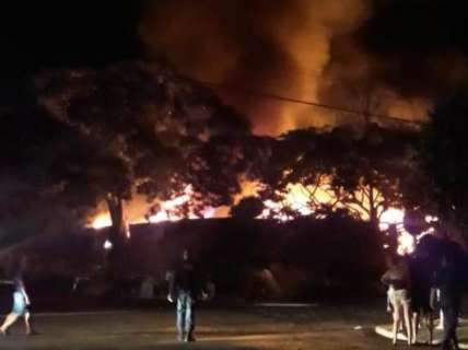 Incêndio em ferro-velho obriga família a abandonar casas em cidade de MS 