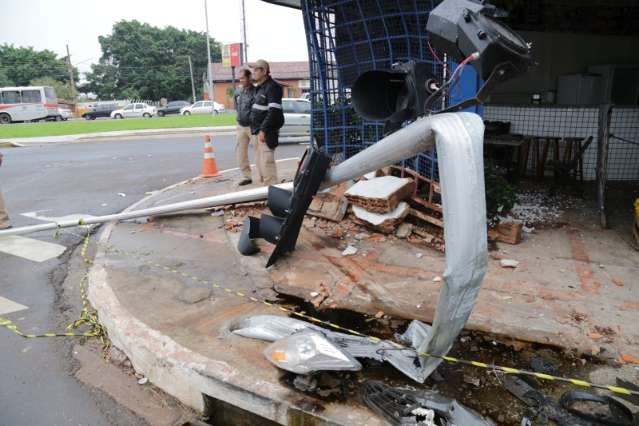 Motorista b&ecirc;bado que atingiu mulher em cruzamento continua preso 