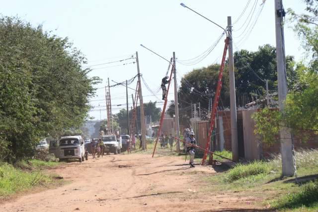 Corte de energia clandestina divide opini&otilde;es entre pagadores 