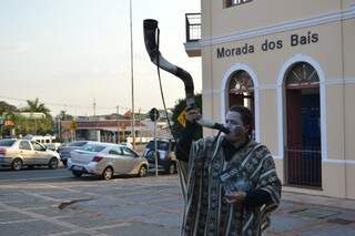 Em frente a Morada dos Baís Ruberval tocou seu berrante  (Foto: Alana Portela)