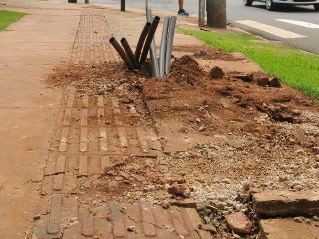 Cal&ccedil;ada danificada na frente da prefeitura gera reclama&ccedil;&atilde;o de deficiente visuais