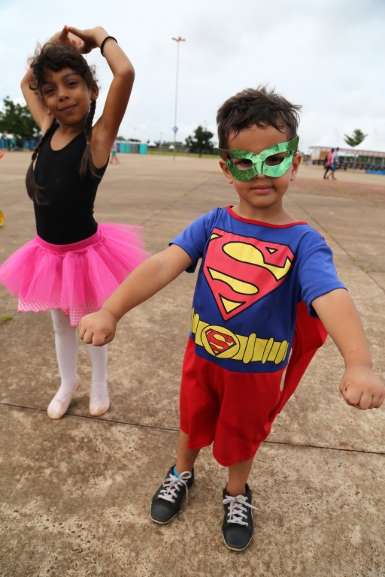 Uma bailarina e um super-homem.(Foto: Marcos Ermínio)