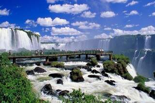 Principal atrativo de Foz do Iguaçu, as Cataratas formam um complexo de 275 quedas d’água em uma extensão de 5 km no Rio Iguaçu, na fronteira com a Argentina (Foto: Reprodução)
