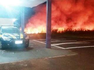 Incêndio em canavial quase destruiu base da PRF em Naviraí (Foto: Tá na Mídia Naviraí)