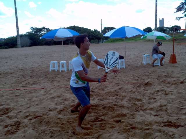 Tenista ser&aacute; o primeiro atleta profissional de beach tennis do MS  