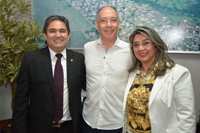 Em Ponta Por&atilde;, prefeito muda secretariado e anuncia projeto de recapeamento