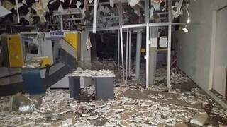 Banco ficou totalmente destruído após explosões e prejuízo atingiu aproximadamente R$ 1 milhões. (Foto: Direto das Ruas)