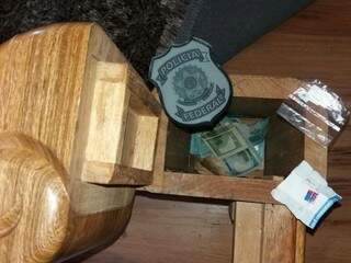 Traficantes escondiam dinheiro e até drogas em fundo falsos de móveis, como camas e mesas (Fotos: Divulgação/PF)
