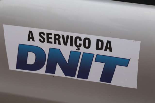 Condutor &eacute; preso em carro furtado com adesivo falsificado do DNIT