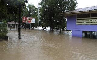 Praça do Flutuante foi tomada pela água (foto: Maikon Leal, do site Coxim Agora)