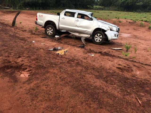 Mulher de 31 anos morre ap&oacute;s camionete capotar em estrada vicinal 