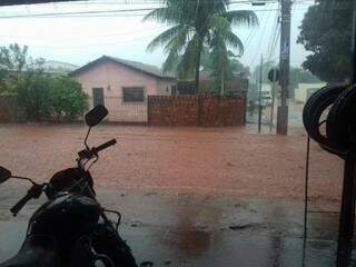 Rua inundada no Rouxinóis. (Foto: Alisson Luis)