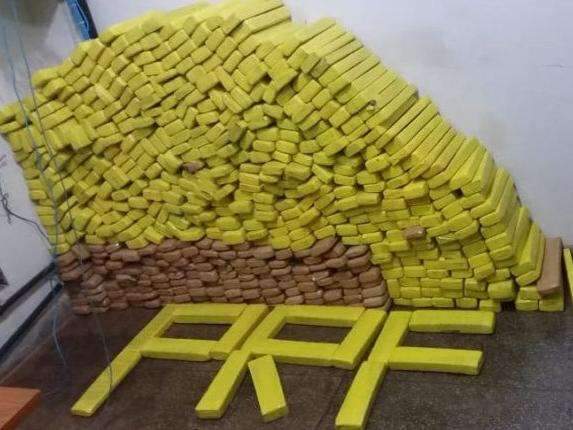 Traficantes se envolvem em acidente e s&atilde;o presos com 477 kg de maconha