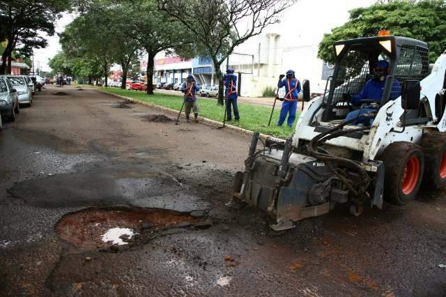 Ap&oacute;s dois dias de chuva, buracos tomam conta das ruas de Dourados